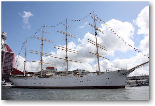 segelschiff viking im hafen von goeteborg
