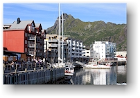 haeuserfront im hafen von svolvaer