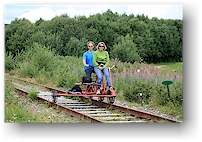 susanne und reto auf einer doppel-draisine bei namsos