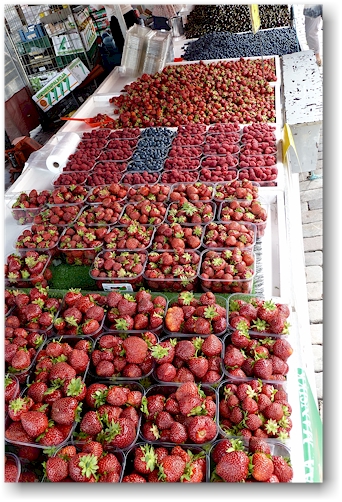 marktstand mit reichhaltigem angebot an beeren beim hafen von helsinki, FI