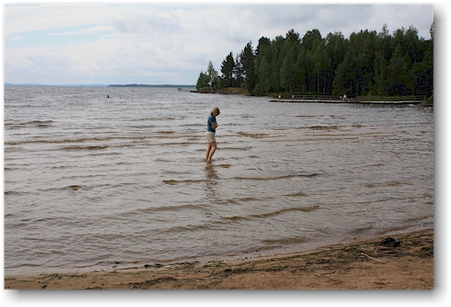 susanne prueft die wasser-temperatur des pyhaejaervi in emolathi, FI