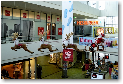 samichlaus im einkaufszentrum von rovaniemi, FI