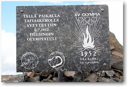 gedenktafel zu den olympischen spielen auf dem gipfel des taivaskero im nationalpark pallas-yllaestunturin, FI