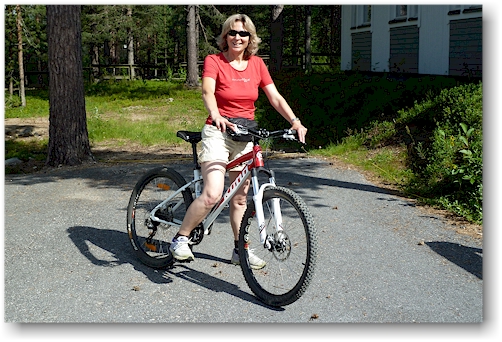 susanne auf dem gemieteten bike in levi, FI