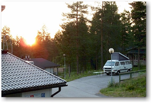 sonnenuntergang um 23:31 uhr auf dem campingplatz levilehto bei levi, FI