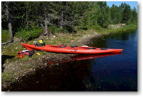 unser doppelkajak am ufer des kapsajoki bei levi, FI