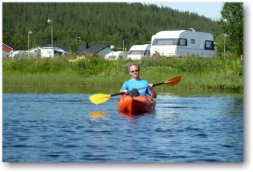 reto in seinem kajak auf dem aekaesjoki bei aekaeslompolo