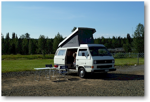 wolkenloser himmel ueber lappland in aekaeslompolo, FI