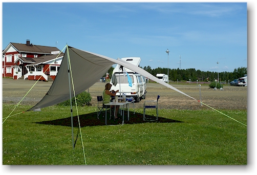 fruehstueck im schatten unseres regendaches auf dem yllaeksen ykkoes caravan in aekaeslompolo, FI
