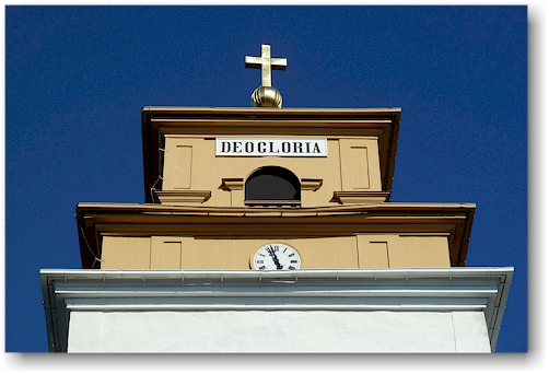 kreuz auf dem kirchturm im kyrkstad von gammelstad