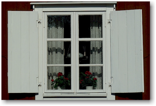 schoen dekoriertes fenster im kyrkstad von gammelstad