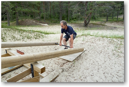 reto testet die fitness-geraete am strand von bettnessand, SE
