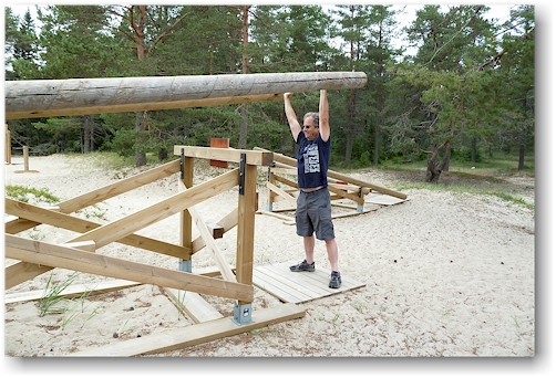 reto testet die fitness-geraete am strand von bettnessand, SE