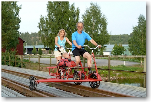 susanne und reto auf der tandem-draisine auf der bruecke in naesviken