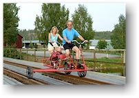 susanne und reto auf einer tandem-draisine im bahnhof naesviken, SE
