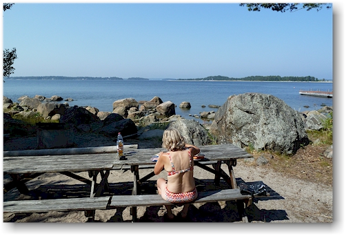 picknicktisch mit aussicht auf enskaer