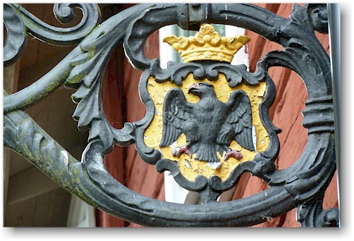 koenigliches emblem im wadkoeping in oerebro, SE