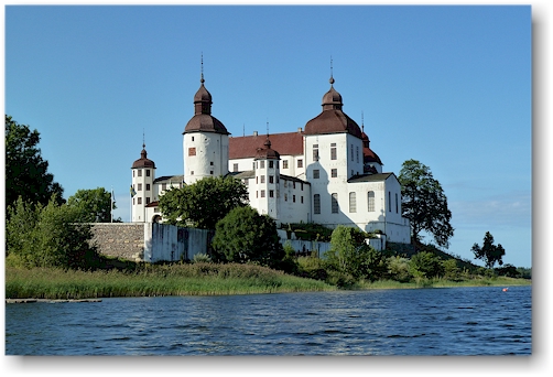 blick vom wasser auf das schloss laeckoe