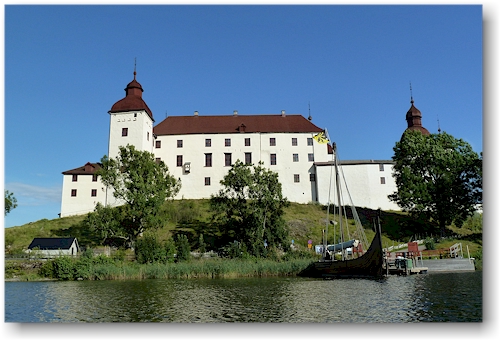 schloss laeckoe mit hafen und vikingerboot