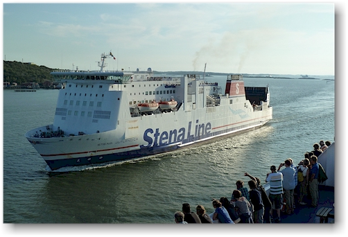 die stena germanica und die stena jutlandica kreuzen sich in der hafeneinfahrt in goeteborg, SE