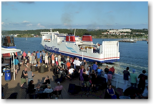die stena germanica und die stena jutlandica kreuzen sich in der hafeneinfahrt in goeteborg, SE