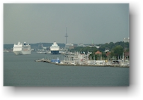 einfahrt in den ueberseehafen von kiel