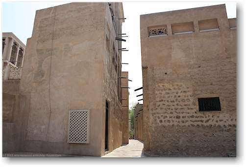 schmale gasse in der bastakiya, wiederaufgebaute altstadt von dubai