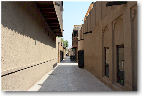 schmale gasse in der bastakiya, wiederaufgebaute altstadt von dubai