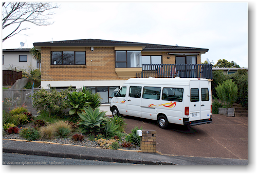 unser camper vor dem haus unserer freunde in whangaparaoa