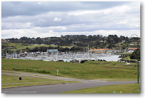blick vom hilltop in whangapaoroa bei auckland auf den gulf harbour