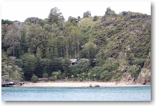 sandstrand und strandhaus in der bay of island