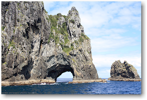 hole in the rock in der motukokako island (piercy island) beim cape brett in der bay of island