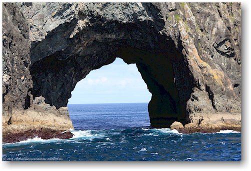 fahrt durch das "hole in the rock" in der motukokako island (piercy island) beim cape brett in der bay of island