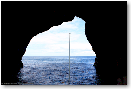 fahrt durch das "hole in the rock" in der motukokako island (piercy island) beim cape brett in der bay of island