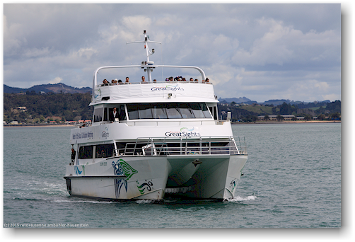 ausflugsboot im hafen von russell