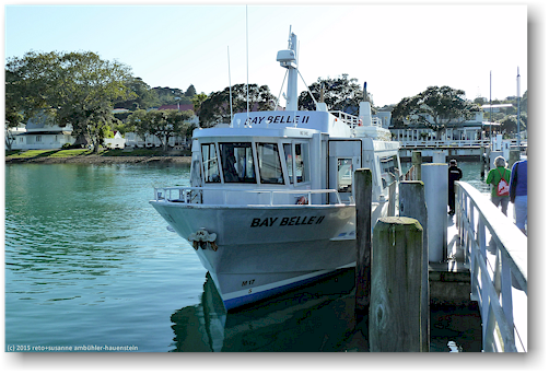 faehre zwischen paihia und russell im hafen von russell