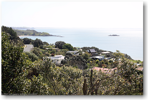 blick vom rastplatz auf die kueste bei mangonui