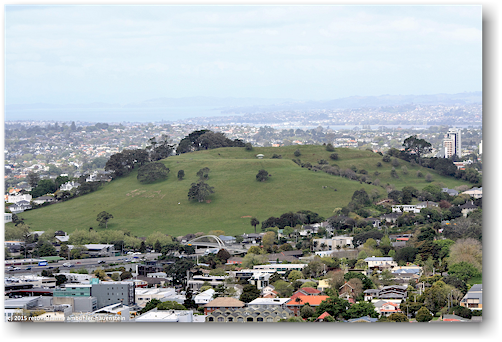 blick vom mount eden auf den mount hobson in auckland