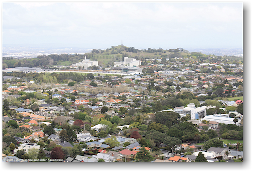 blick vom mount eden auf den one tree hill in auckland