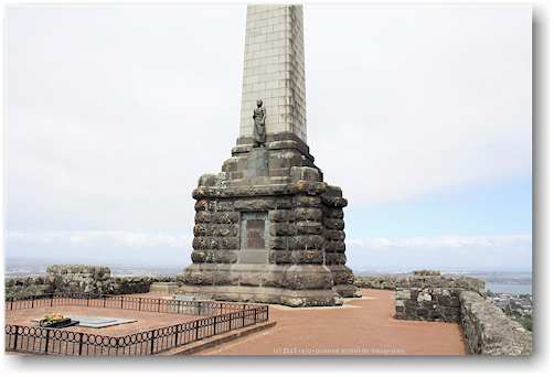 sockel des memorials auf dem one tree hill in auckland