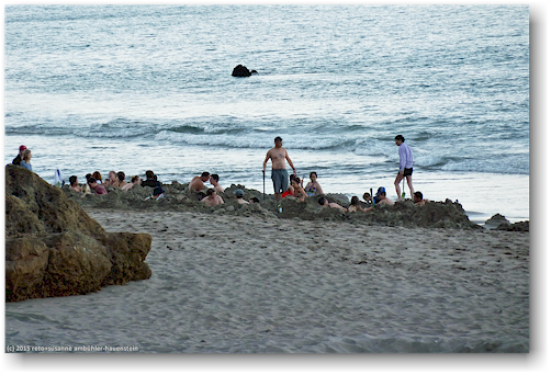 sulen im warmen wasser an der hot water beach