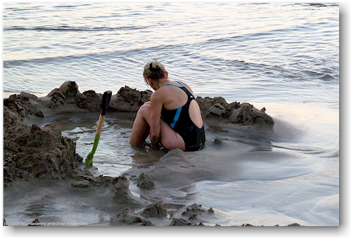die flut beginnt die warme wanne an der hot water beach zu zerstoeren