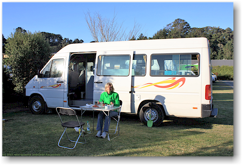 unser camper in der abendsonne auf dem hot water beach top 10 holiday park