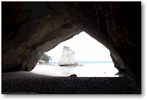 blick richtung norden durch die cathedral cove (whanganuia hei) im cathedral cove recreation reserve