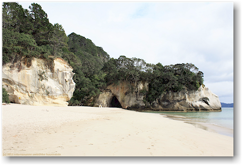 sandstrand auf der suedseite der cathedral cove (whanganuia hei) im cathedral cove recreation reserve