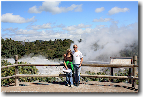 geyser terrace viewing - susanne und reto auf der aussichtsplattform im te puia in rotorua