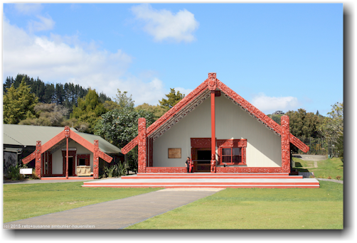 te wananga a hatupatu - kleines meeting house (links) und te aronui a rua - grosses meeting house (rechts) im te puia in rotorua