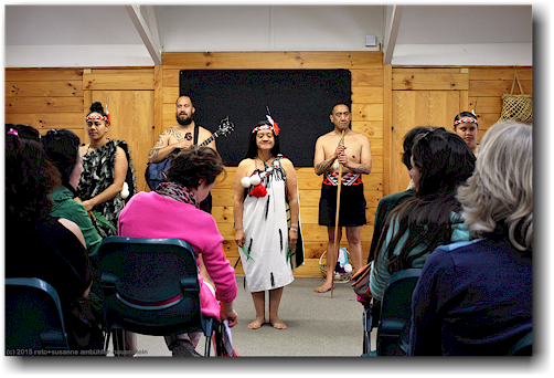 musizierende maori im whakarewarewa village in rotorua