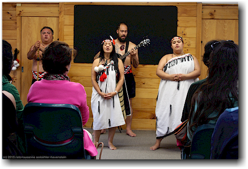 musizierende maori im whakarewarewa village in rotorua