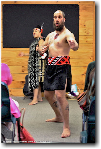 maori-krieger im whakarewarewa village in rotorua
